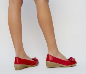 Pantofi office rosii cu talpa ortopedica Biho accesorizati cu o aplicatie decorativa pe varf