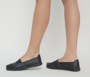 Pantofi de primavara negri casual Digio intr-un design slip-on cu talpa plata